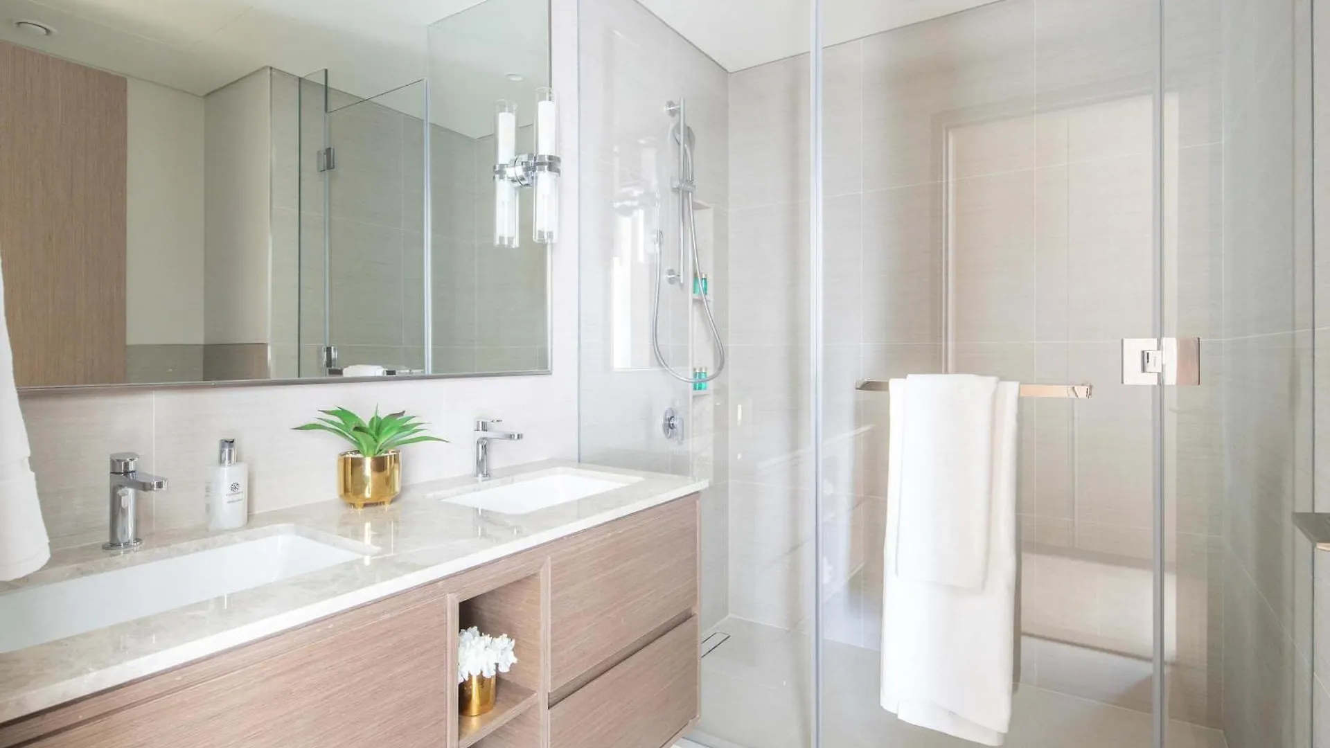 Frank Porter - Grande Residence Dubai Apartment